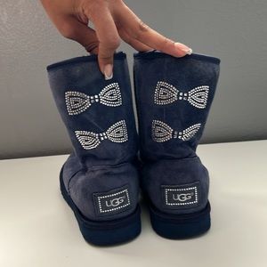 UGG W CLASSIC SHORT CRYSTAL BOW